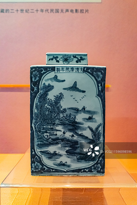 中国旅游景区拍摄主题，山东省济宁市任城区济宁市博物馆老馆，古代青花方茶叶罐，室内无人图像摄影图片素材