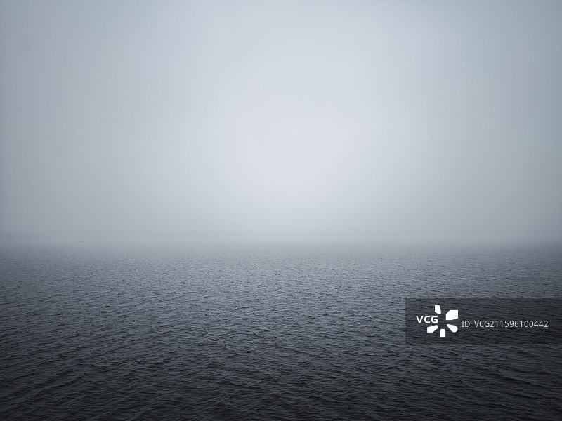 2025年10月8日，湖南长沙，湘江鹅咀上段江面的大雾。图片素材