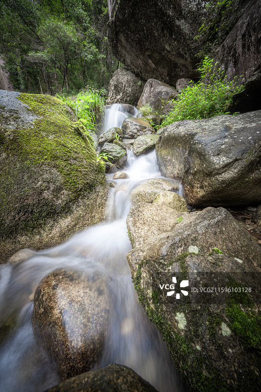 江西省上饶市婺源县大鄣山卧龙谷小溪流水瀑布慢门拉丝丝滑图片素材