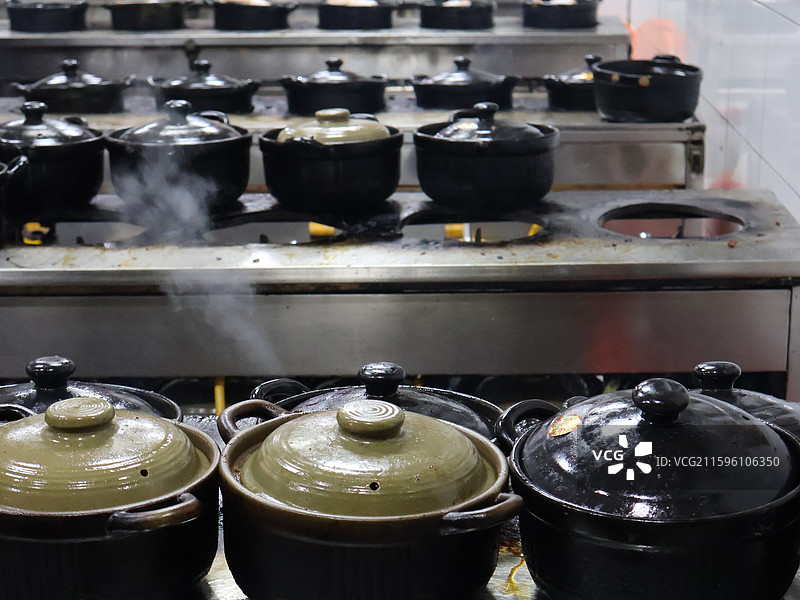 姜母鸭烧制后厨图片素材