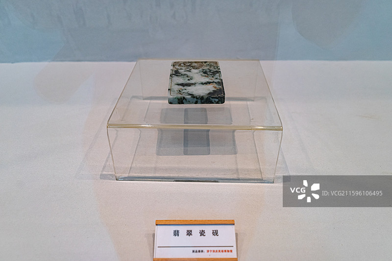 中国旅游景区拍摄主题，山东济宁任城区济宁市博物馆老馆，文房四宝翡翠瓷砚托盘，室内无人图像摄影图片素材