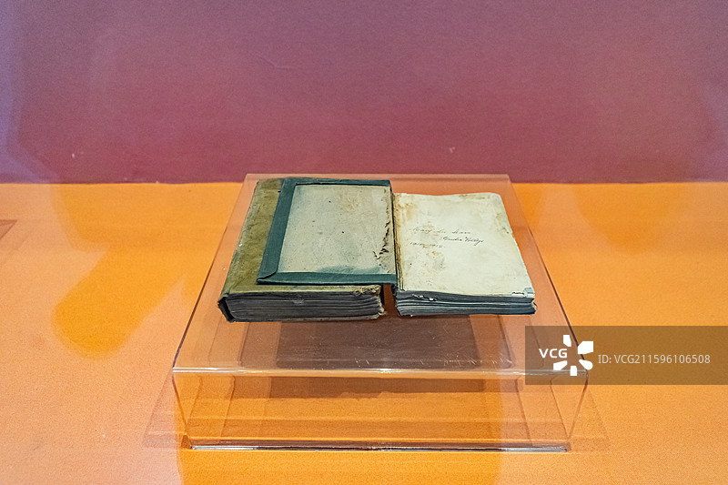 中国旅游景区拍摄主题，山东省济宁市任城区济宁市博物馆老馆，牌坊街教士楼外文书籍，室内无人图像摄影图片素材