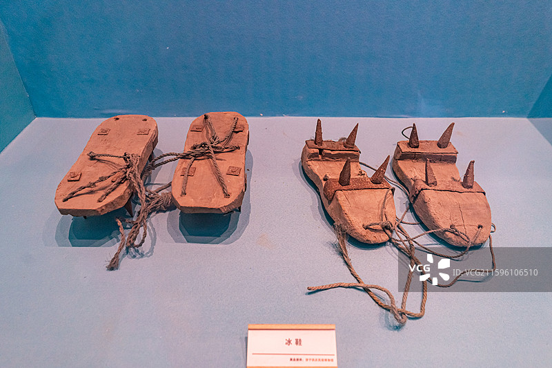 中国旅游景区拍摄主题，山东省济宁市任城区济宁市博物馆老馆，古代用的冰鞋，室内无人图像摄影图片素材
