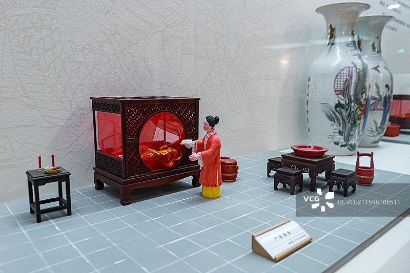 中国山东省任城区济宁市博物馆老馆，礼成家国礼俗风情展厅，产前筹备和产房接生，室内无人图像摄影图片素材