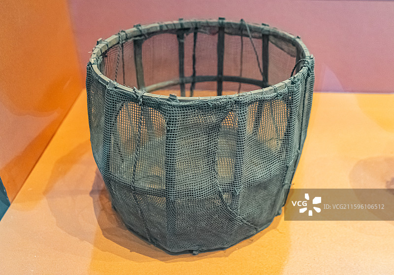 中国旅游景区拍摄主题，山东省济宁任城区济宁市博物馆老馆，捕鱼捕虾用捕鱼篓，室内无人图像摄影图片素材
