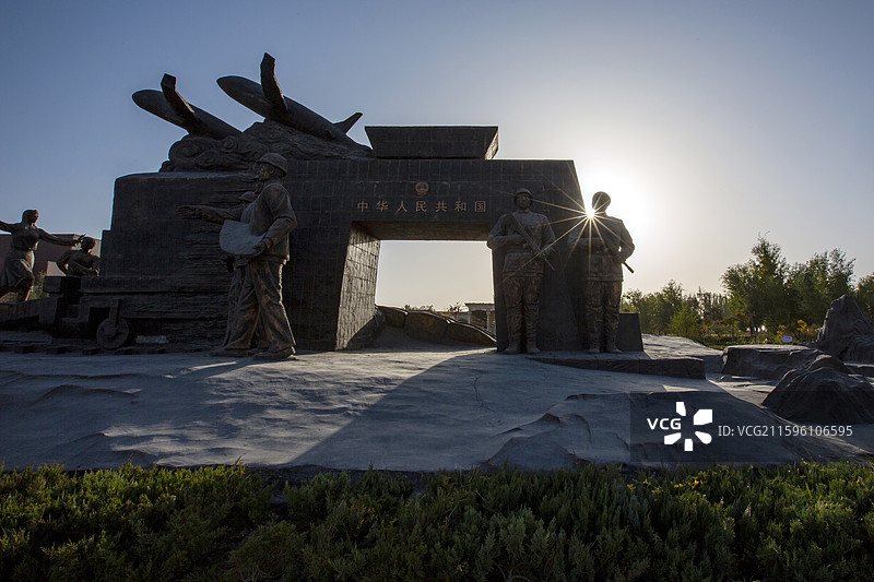 新疆达瓦昆沙漠旅游风景区内的雕塑景观图片素材