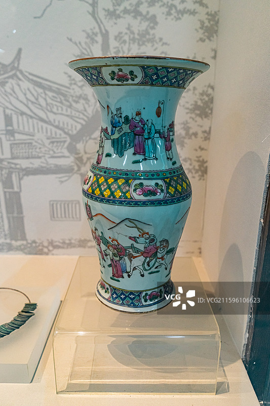 中国旅游景区拍摄主题，山东省济宁市任城区济宁市博物馆老馆，珍藏的各种陶瓷花瓶罐子，室内无人图像摄影图片素材