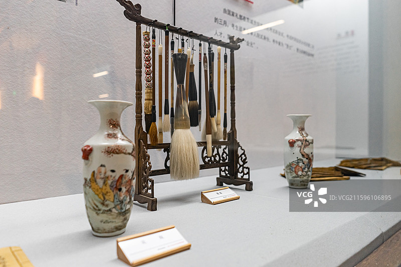 中国旅游景区拍摄主题，山东济宁任城区济宁市博物馆老馆，文房四宝架子上悬挂的多种毛笔，室内无人图像摄影图片素材