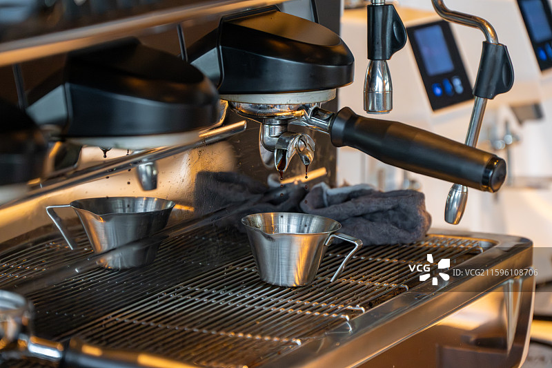 咖啡机上的金属滤杯和蒸汽喷嘴图片素材
