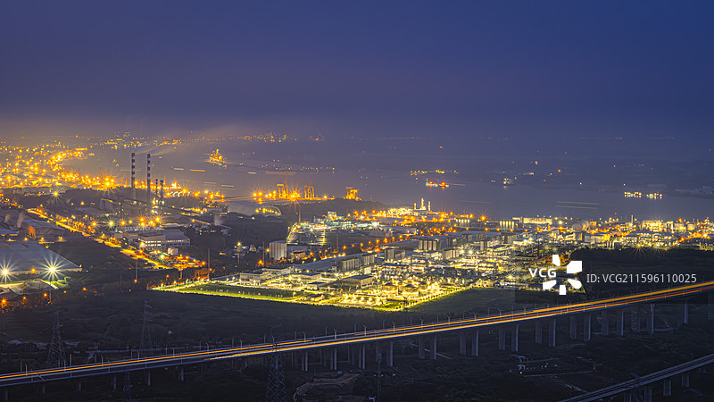 黎明前夕的江苏镇江京口区长江圌山边的化工园区以及五峰山长江大桥引桥图片素材