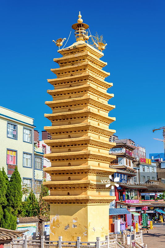 中国云南昆明官渡古镇妙湛寺双塔图片素材