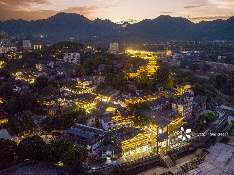 今日白露，2025年10月8日.洪水过境重庆磁器口图片素材
