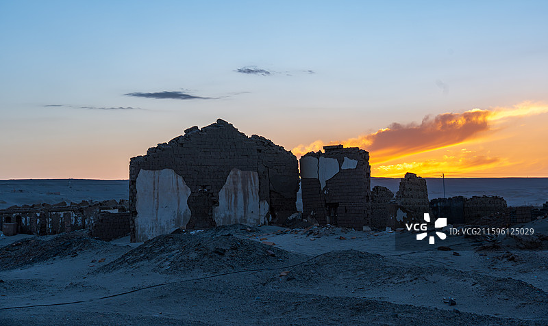 夕阳下的青海冷湖石油小镇遗址图片素材