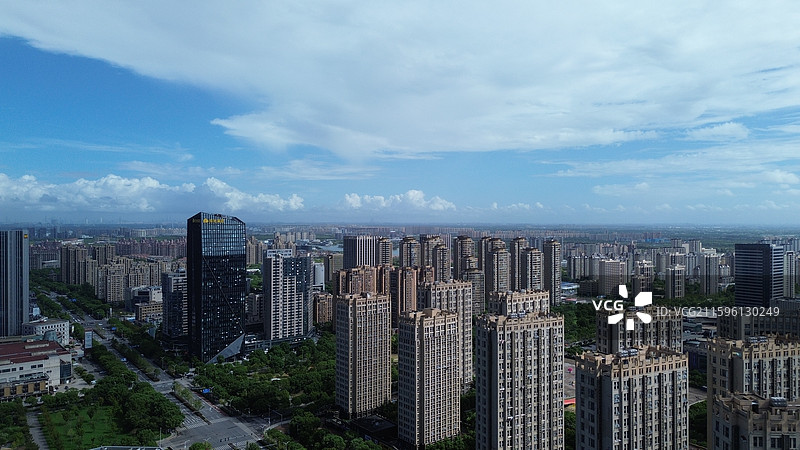 航拍视角下的上海奉贤新城地标建筑——中小企业联合大厦图片素材