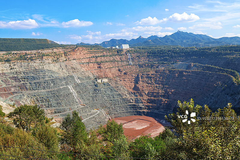 鞍山市大孤山露天矿坑远景图片素材