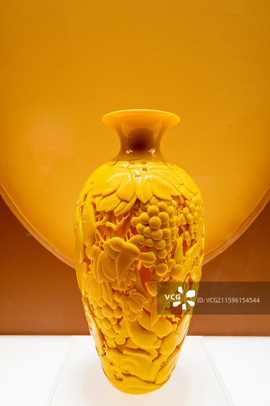 中国国家博物馆琉璃艺术展 花鸟葡萄纹黄色琉璃雕刻瓶展品图片素材