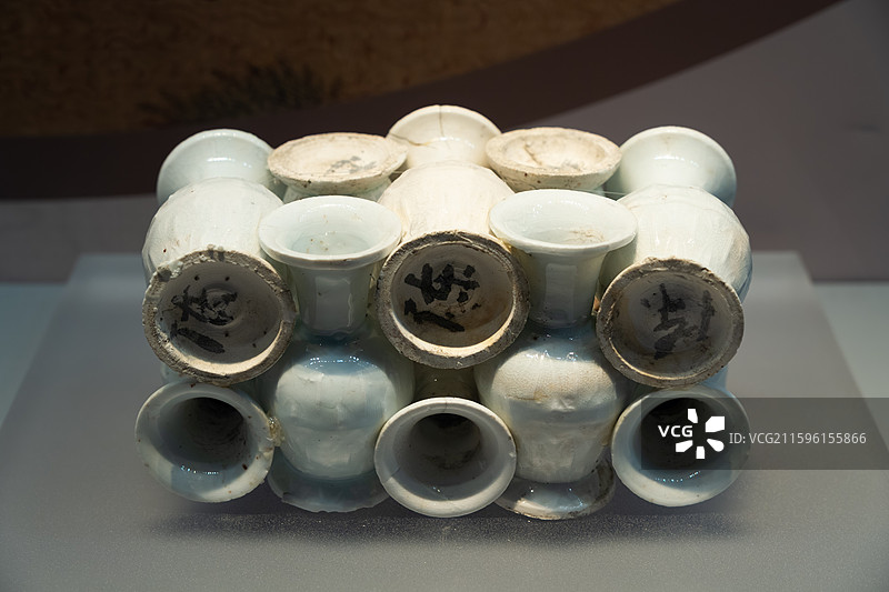 南海一号沉船出土：搭接成组的青白釉印花撇口瓶，南宋，广东省文物考古研究院藏图片素材