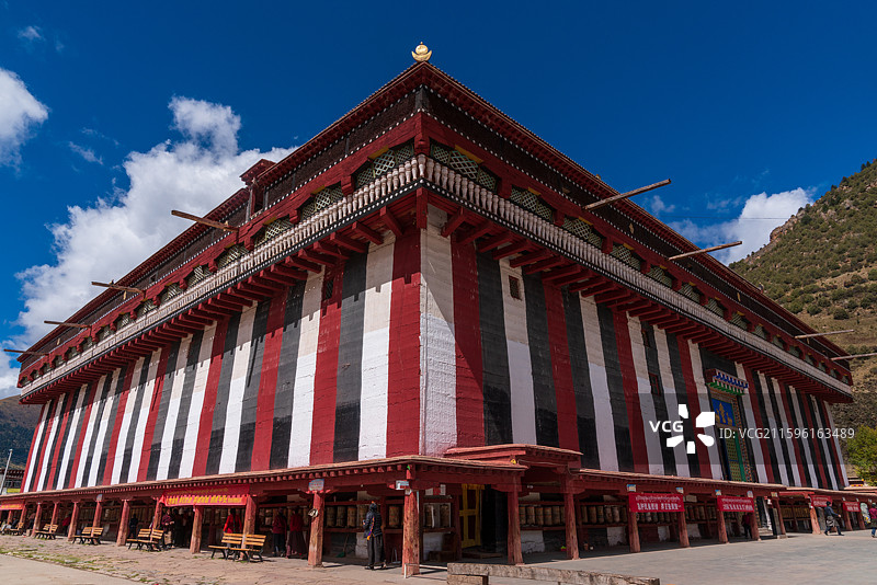 类乌齐寺，藏语称“查杰玛大殿”或“格培拉康”，位于西藏昌都类乌齐县，是达隆噶举派下部传承的主寺图片素材