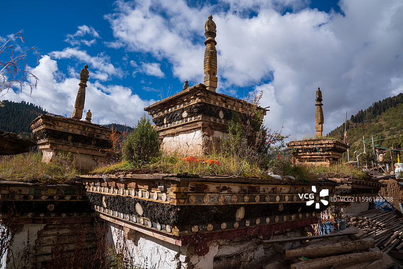 古老的佛塔，卡玛多塔林位于西藏类乌齐县卡玛多乡317国道旁图片素材