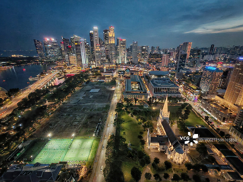 新加坡滨海湾夜景现代城市风光圣安德烈教堂图片素材