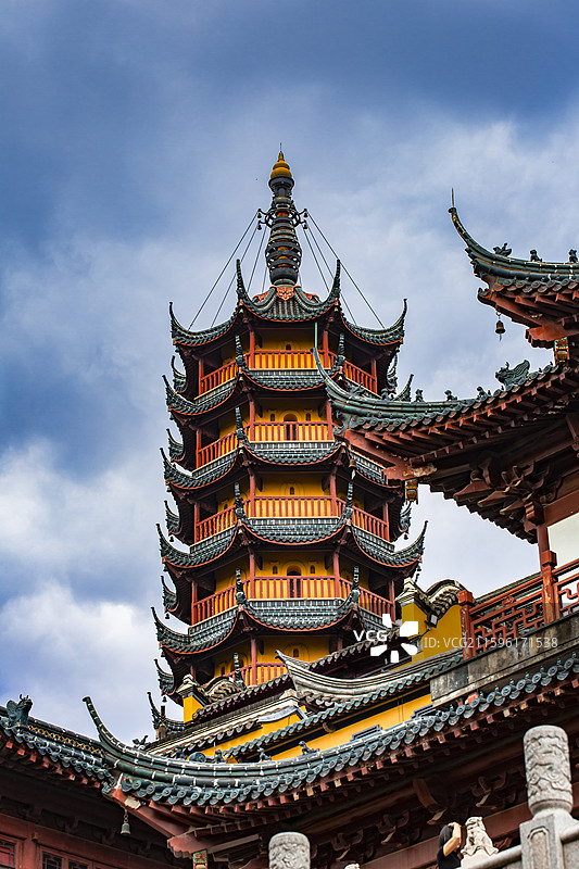 晴天的镇江润州区金山寺（江天禅寺）内部慈寿塔特写图片素材