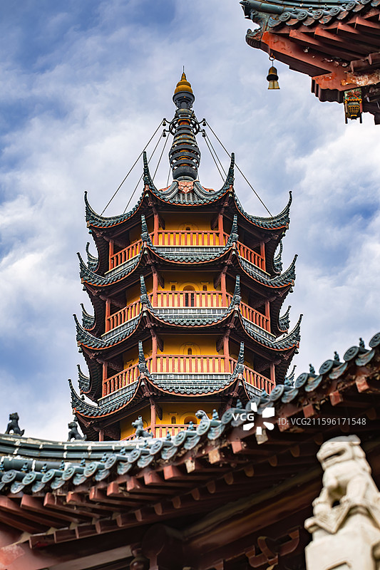晴天的镇江润州区金山寺（江天禅寺）内部慈寿塔特写图片素材