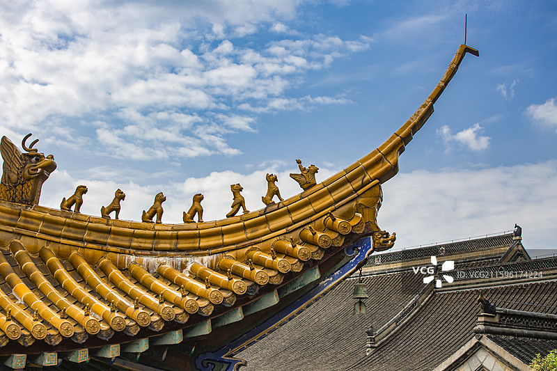 晴天的镇江润州区金山寺（江天禅寺）大雄宝殿琉璃瓦和吉祥物特写图片素材