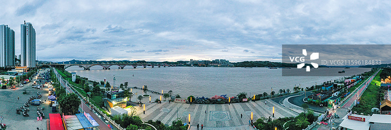 2025年10月5日傍晚，市民群众在广西梧州市藤县浔江公园散步、游玩、拍照，乐享国庆、中秋长假。图片素材