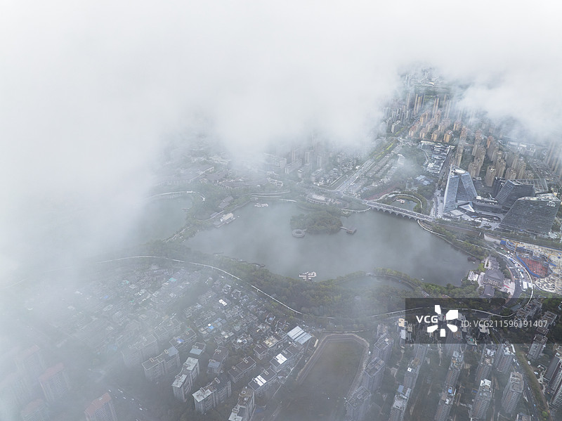 航拍云雾下的西安曲江池图片素材
