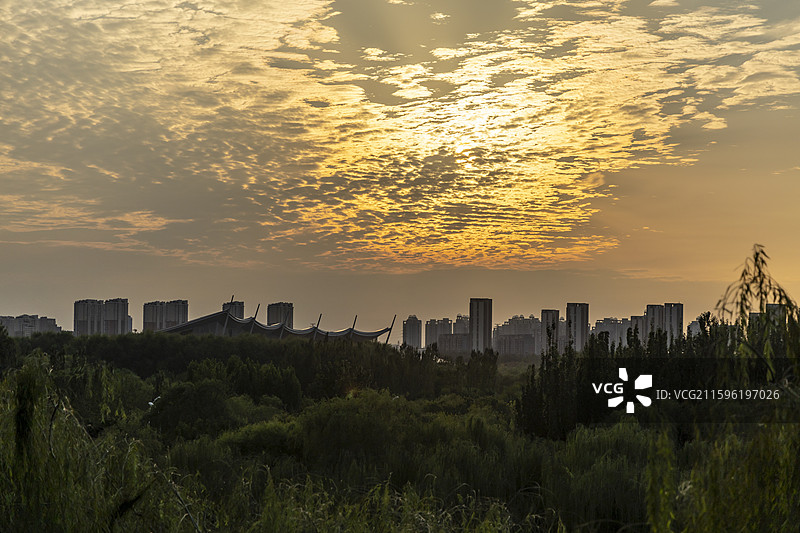 北京通州大运河森林公园：从月岛观景平台俯拍落日下的北京大运河博物馆图片素材