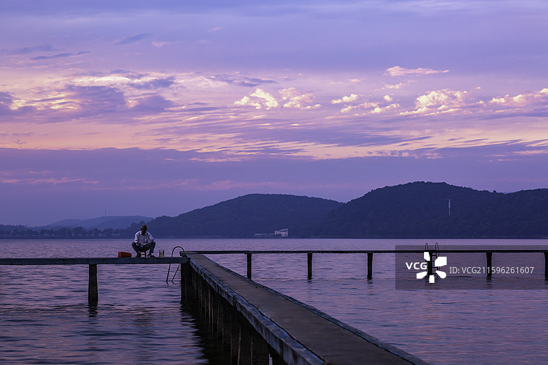 武汉最美朝霞下的劳动人：武汉大学凌波门最美的金色朝霞，多彩的云彩图片素材