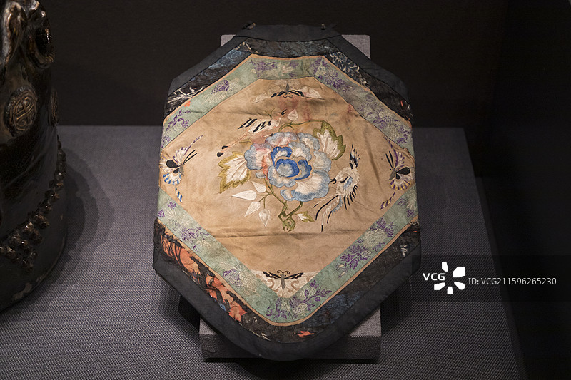 秦皇岛，山海关中国长城博物馆，清朝，丝绣花鸟蝶纹女兜肚图片素材