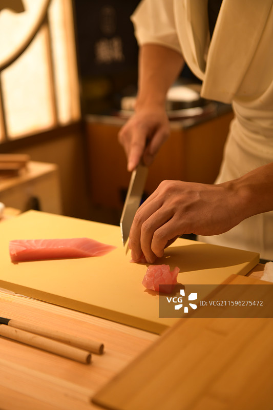 日式料理餐厅切生鱼片图片素材