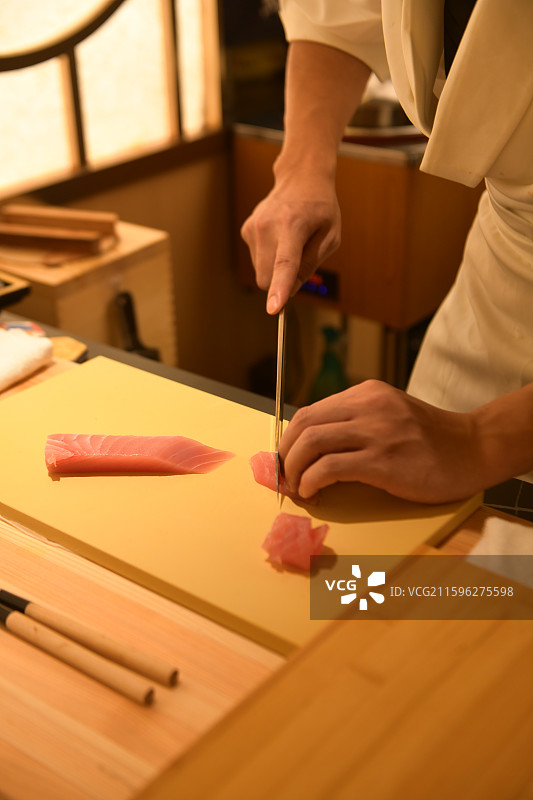 日式料理餐厅切生鱼片图片素材