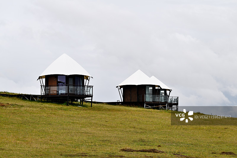 蒙古包酒店，户外露营，呼和诺尔湖景区，内蒙古呼伦贝尔图片素材