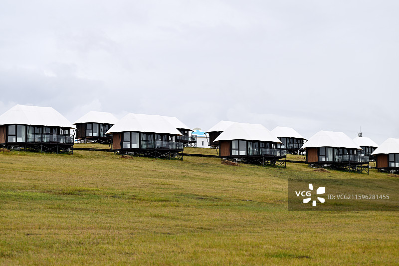 蒙古包酒店，户外露营，呼和诺尔湖景区，内蒙古呼伦贝尔图片素材