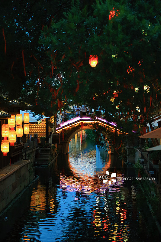 江南无锡惠山古镇夜色桥图片素材