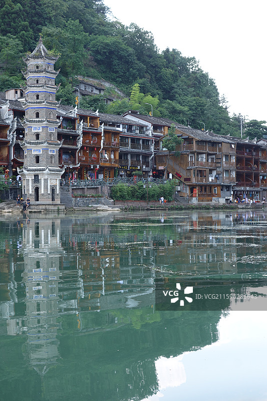 湖南省湘西州凤凰县沱江镇凤凰古城：沱江万名塔图片素材