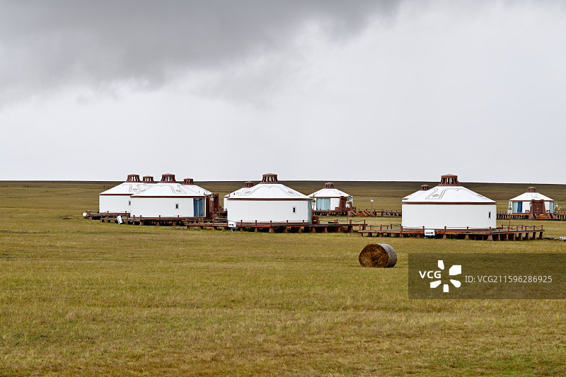 蒙古包酒店，户外露营，呼和诺尔湖景区，内蒙古呼伦贝尔图片素材