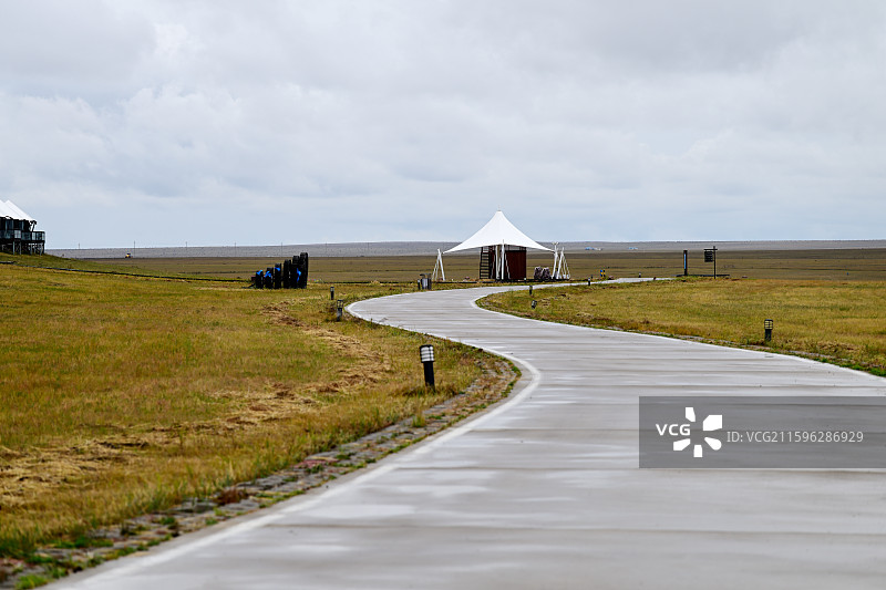 湖边的户外天幕帐篷，遮阳蓬，户外露营，呼和诺尔湖景区，内蒙古呼伦贝尔图片素材