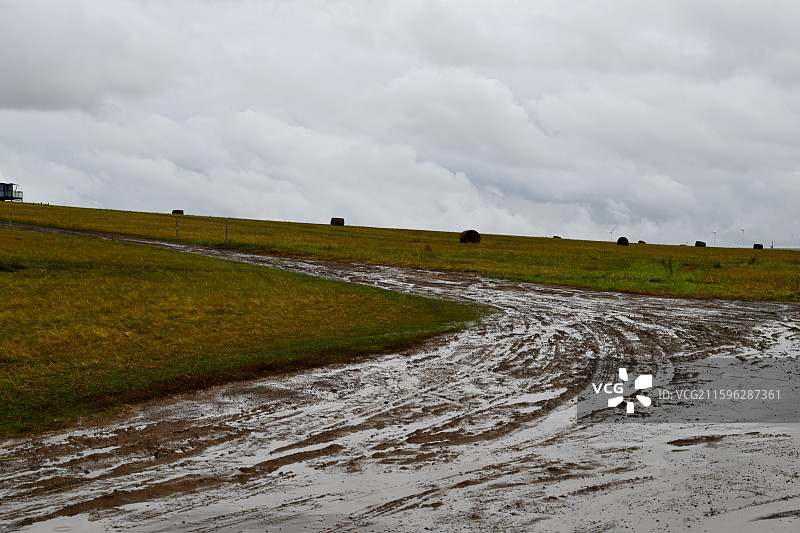 雨后通向远方的路，呼和诺尔湖景区，内蒙古呼伦贝尔图片素材
