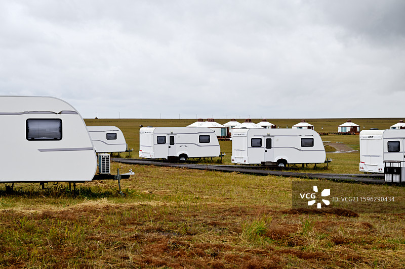 房车营地，户外露营，呼和诺尔湖景区，内蒙古呼伦贝尔图片素材