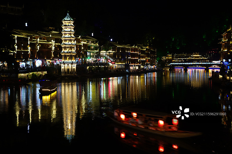湖南省湘西州凤凰县沱江镇凤凰古城：万名塔夜景图片素材