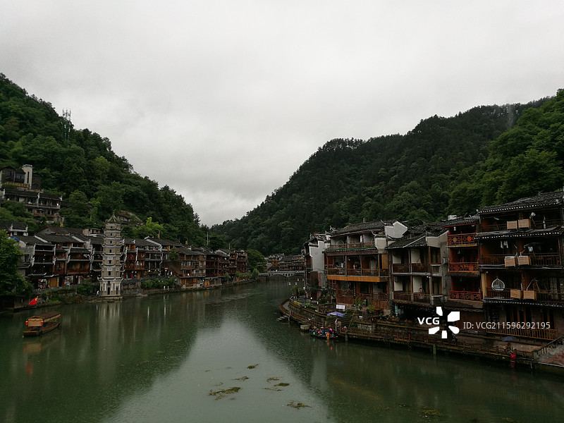 湖南省湘西州凤凰县沱江镇凤凰古城：沱江万名塔夺翠楼图片素材