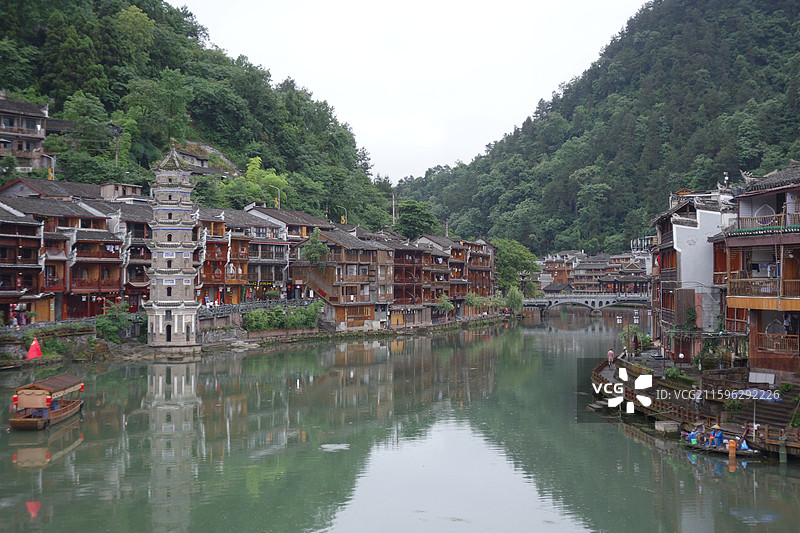 湖南省湘西州凤凰县沱江镇凤凰古城：沱江万名塔图片素材