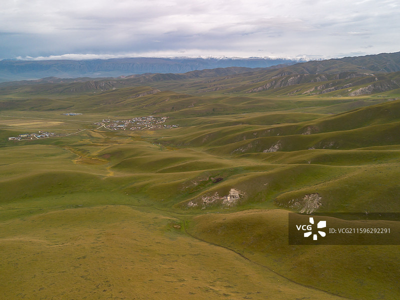 甘南甘加秘境航拍草原高山乌云图片素材