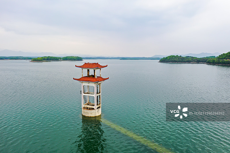 湖北钟祥温峡水库中的重檐亭子图片素材