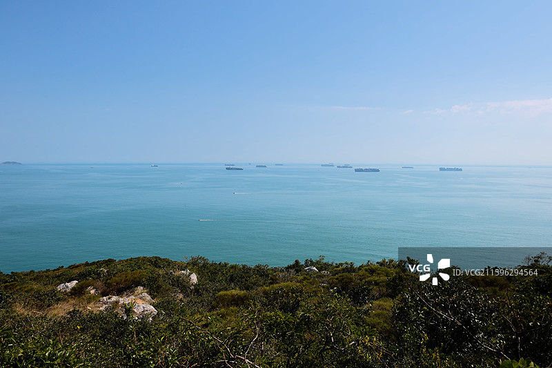 海岸风景远洋货轮图片素材