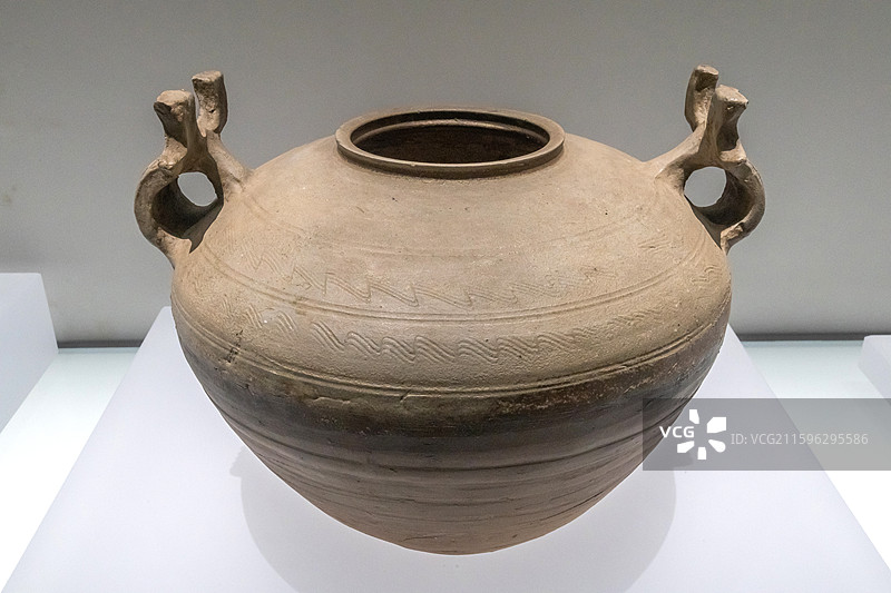 湖北省博物馆原始瓷水波纹双耳罐战国时期公元前475-前221年1993年上海殷屏香先生捐赠图片素材