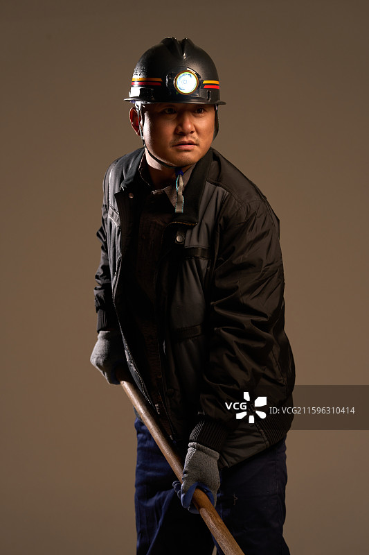 一名煤矿工人努力工作图片素材